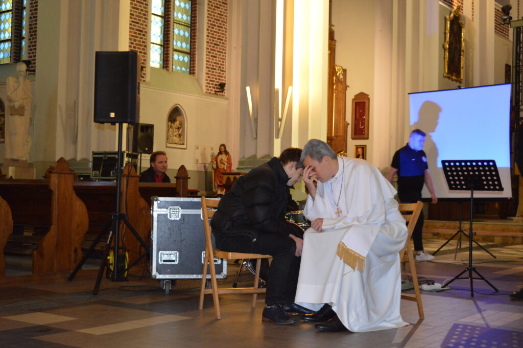 w Kościele stoją nagrodzeni uczestnicy konkursu na najciekawsze wykonanie montażu słowno-muzycznego poświęconego pamięci świętemu Jana Pawła drugiego