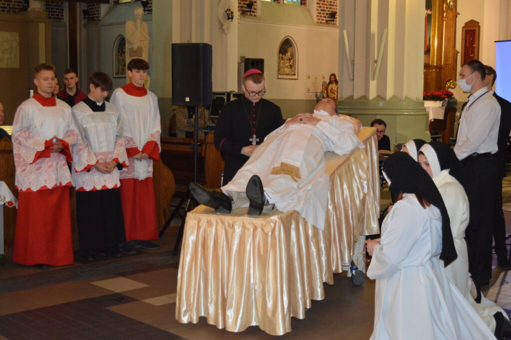 w Kościele stoją nagrodzeni uczestnicy konkursu na najciekawsze wykonanie montażu słowno-muzycznego poświęconego pamięci świętemu Jana Pawła drugiego