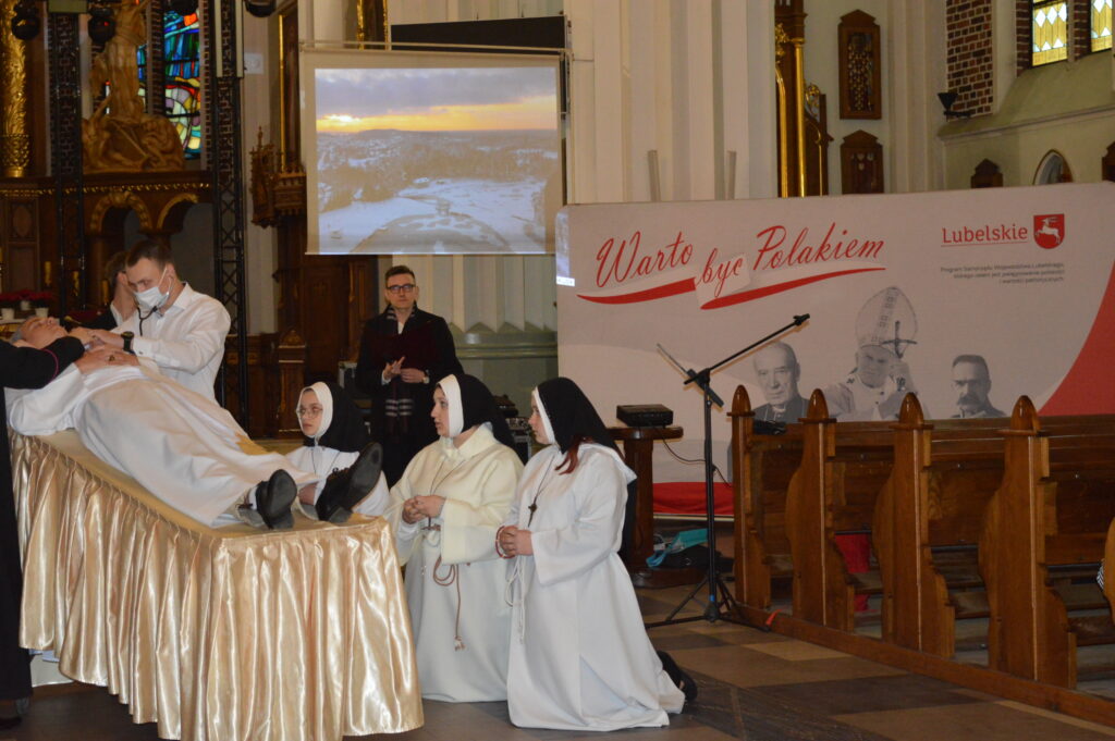 w Kościele stoją nagrodzeni uczestnicy konkursu na najciekawsze wykonanie montażu słowno-muzycznego poświęconego pamięci świętemu Jana Pawła drugiego