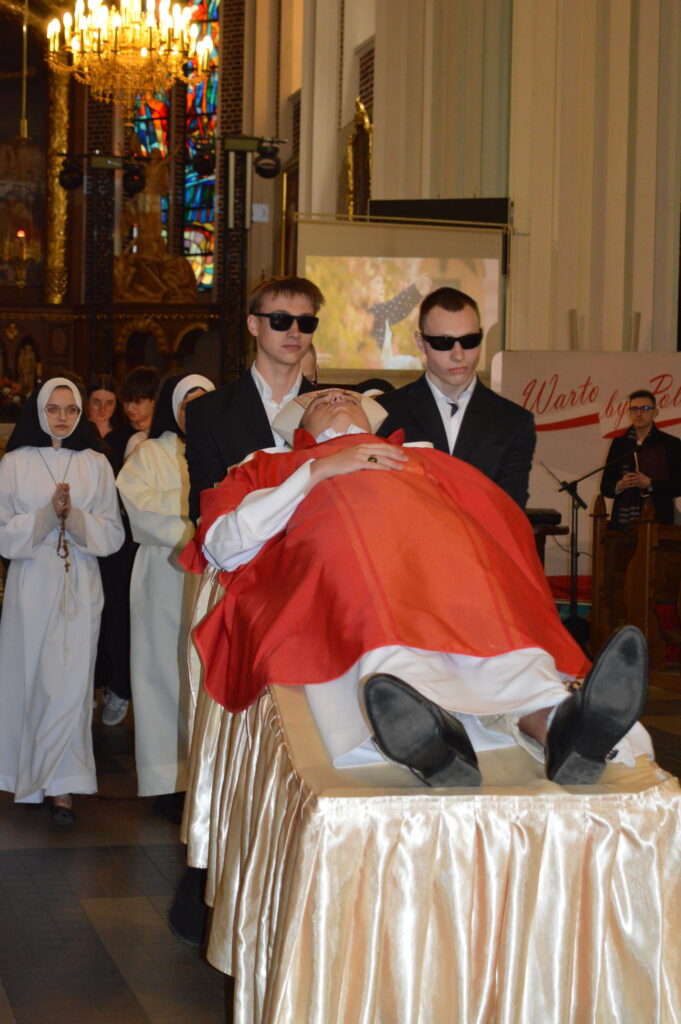 w Kościele stoją nagrodzeni uczestnicy konkursu na najciekawsze wykonanie montażu słowno-muzycznego poświęconego pamięci świętemu Jana Pawła drugiego