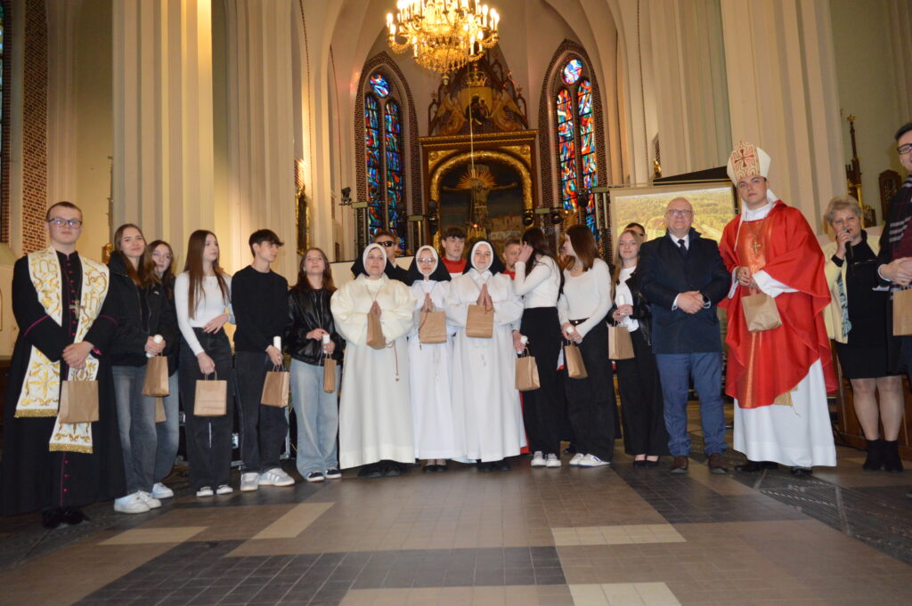w Kościele stoją nagrodzeni uczestnicy konkursu na najciekawsze wykonanie montażu słowno-muzycznego poświęconego pamięci świętemu Jana Pawła drugiego