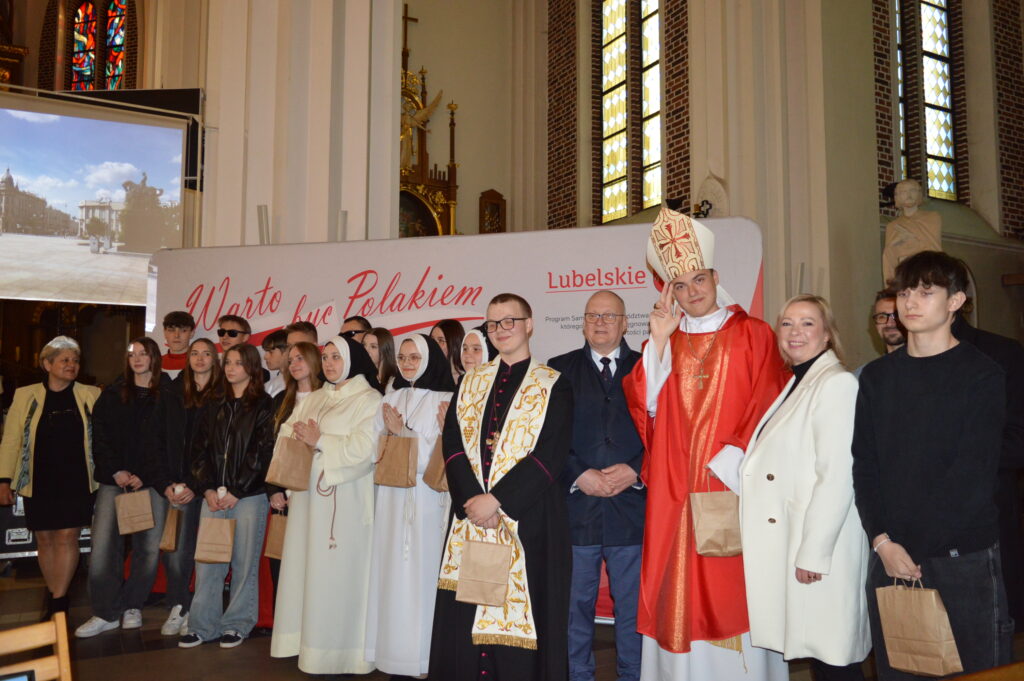 w Kościele stoją nagrodzeni uczestnicy konkursu na najciekawsze wykonanie montażu słowno-muzycznego poświęconego pamięci świętemu Jana Pawła drugiego