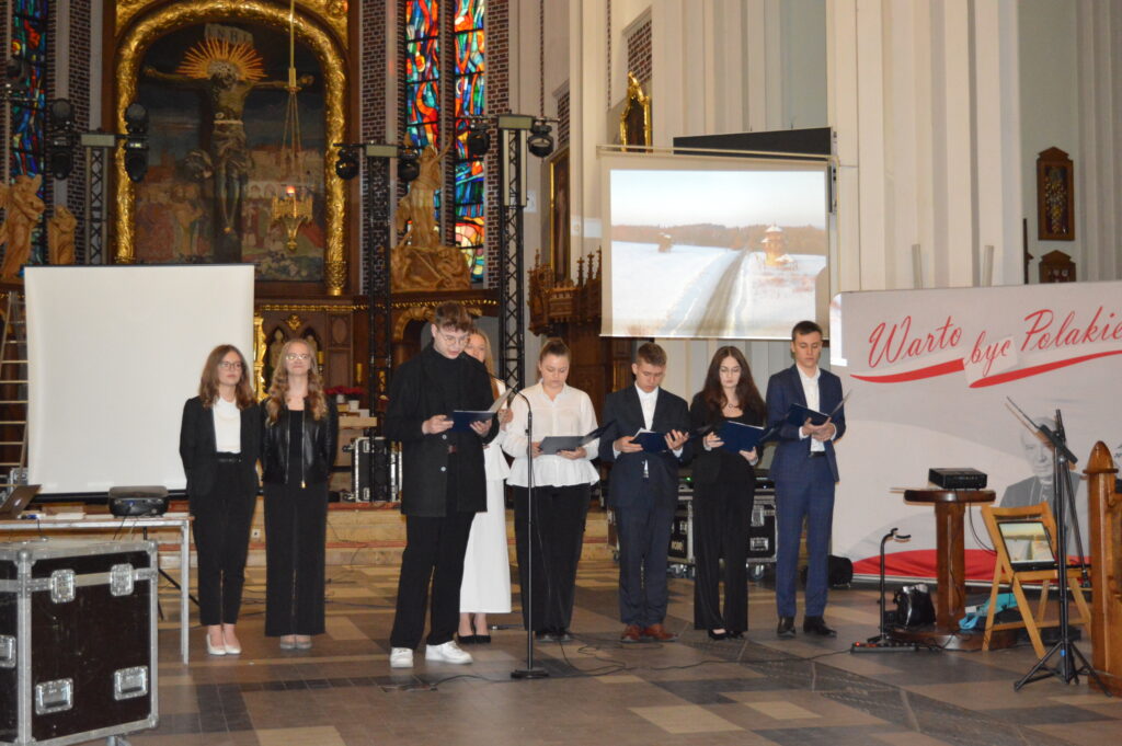 w Kościele stoją nagrodzeni uczestnicy konkursu na najciekawsze wykonanie montażu słowno-muzycznego poświęconego pamięci świętemu Jana Pawła drugiego