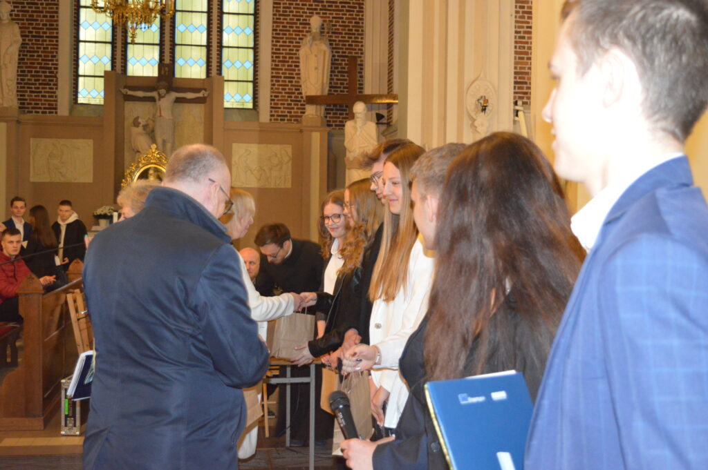 w Kościele stoją nagrodzeni uczestnicy konkursu na najciekawsze wykonanie montażu słowno-muzycznego poświęconego pamięci świętemu Jana Pawła drugiego