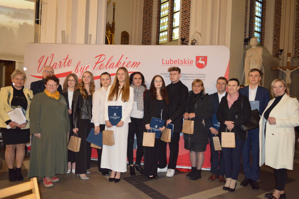 w Kościele stoją nagrodzeni uczestnicy konkursu na najciekawsze wykonanie montażu słowno-muzycznego poświęconego pamięci świętemu Jana Pawła drugiego