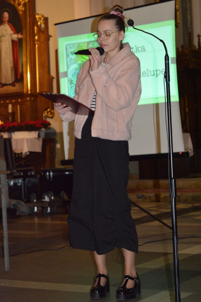 w Kościele stoi i śpiewa dziewczyna wytypowana do konkursu na najciekawsze wykonanie montażu słowno-muzycznego poświęconego pamięci świętemu Jana Pawła drugiego