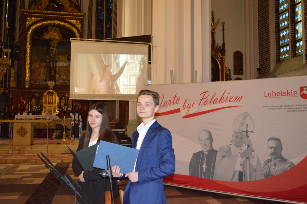 w Kościele stoją nagrodzeni uczestnicy konkursu na najciekawsze wykonanie montażu słowno-muzycznego poświęconego pamięci świętemu Jana Pawła drugiego