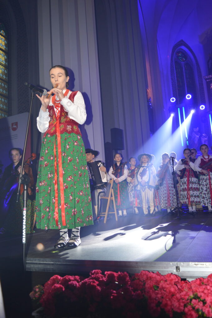 góralka gra na flecie