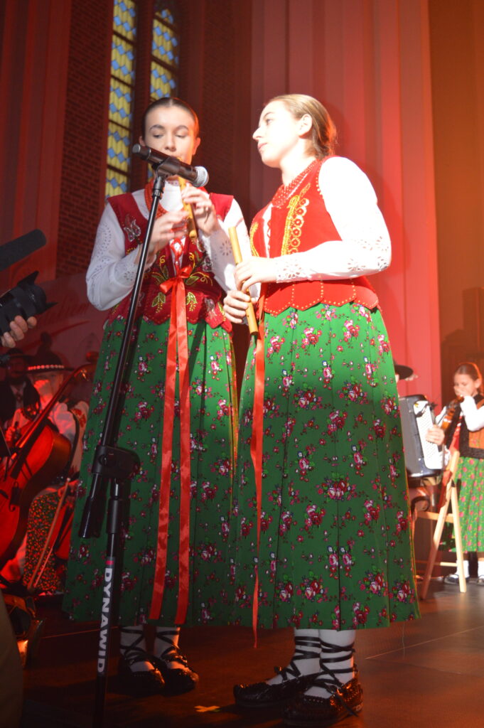 dwie góralki grają na flecie