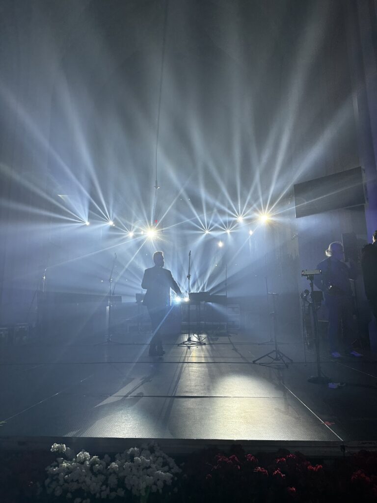 na scenie ciemno gra świateł przypomina rozbłyski