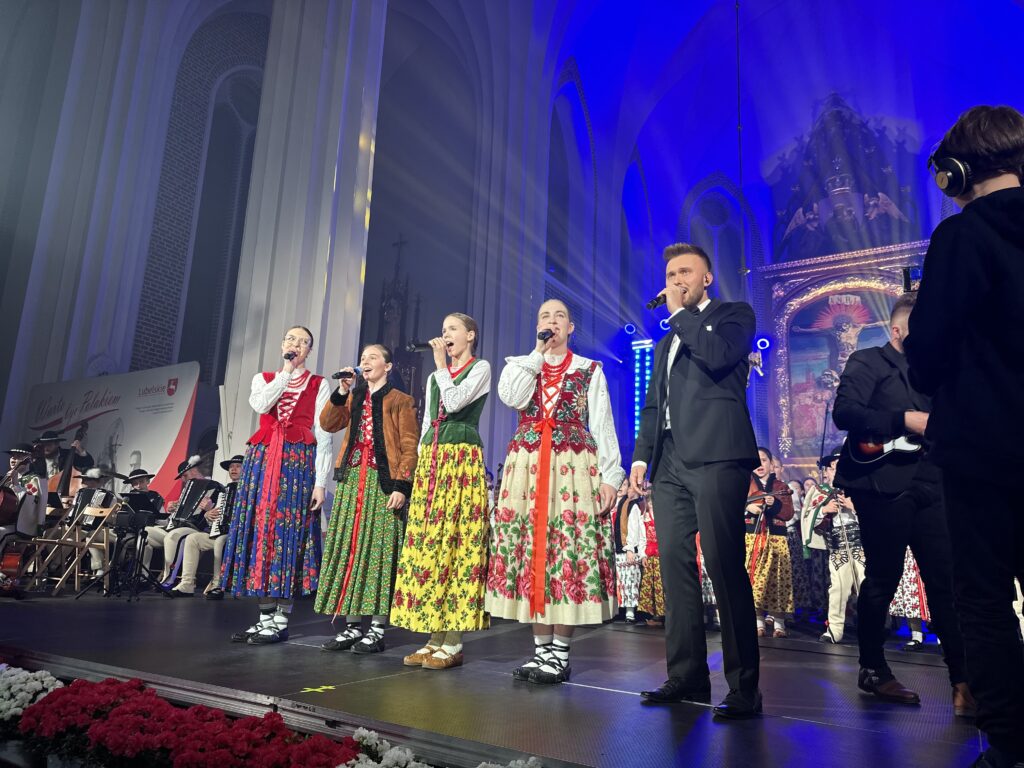  w świetle reflektorów zespół Mała Armia Janosika przy mikrofonach