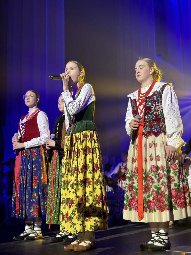 trzy góralki z zespołu Mała Armia Janosika śpiewają na scenie