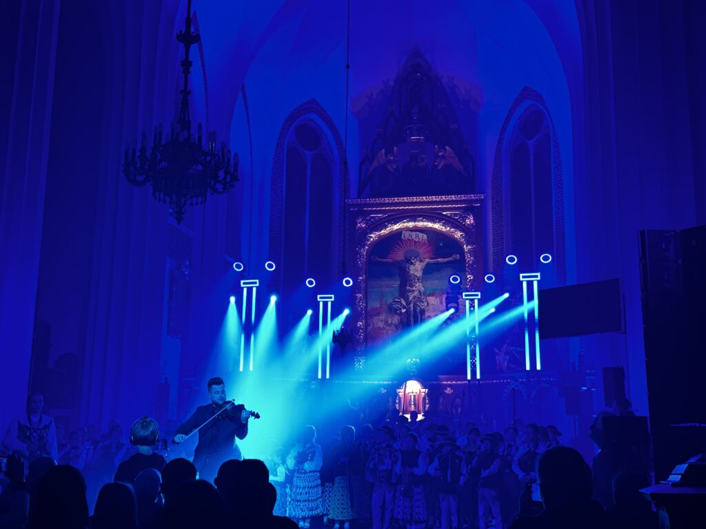 skrzypek w świetle reflektorów