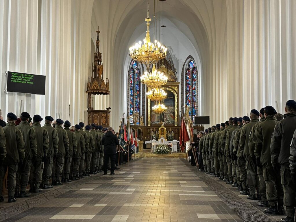 zdjęcie rozdania 
 znaków Polskości w Kościele w ramach projektu Warto być Polakiem