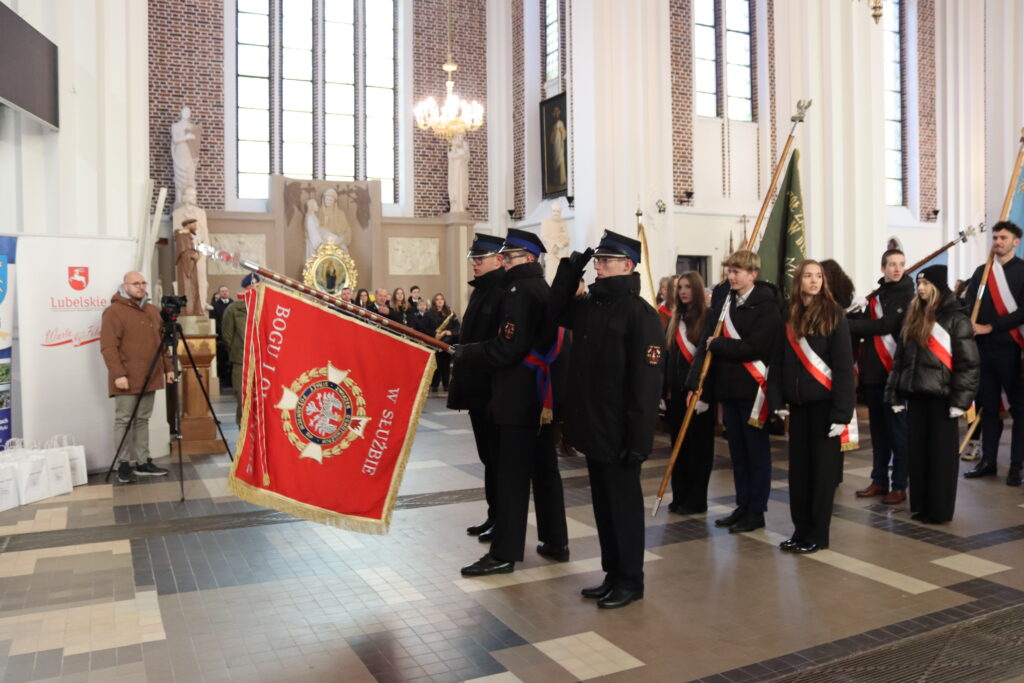 sztandary w Kościele w ramach projektu Warto być Polakiem