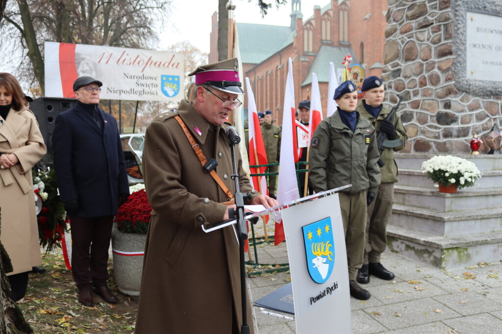 przemówienie przed pomnikiem
