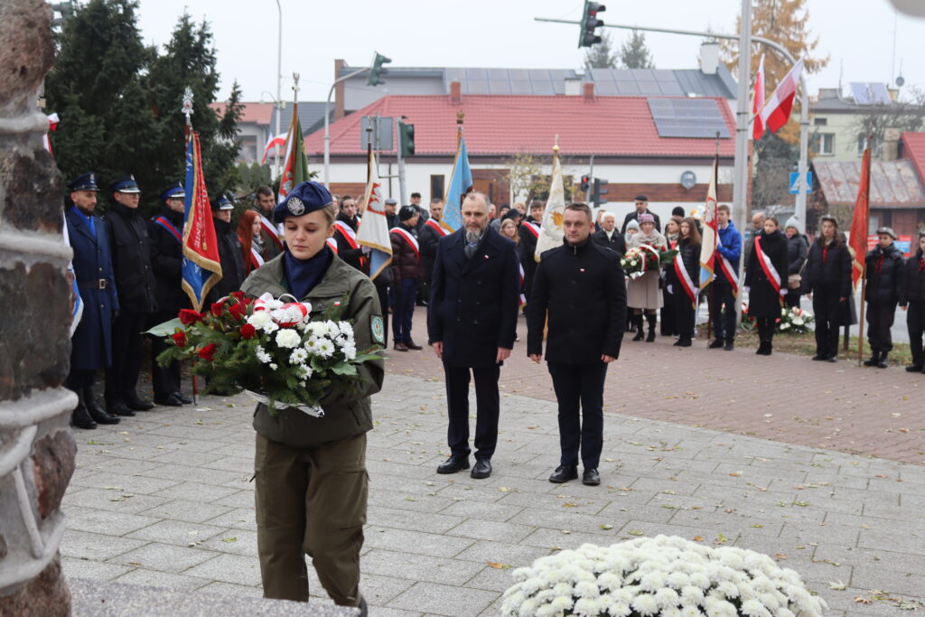 złożenie kwiatów pod pomnik