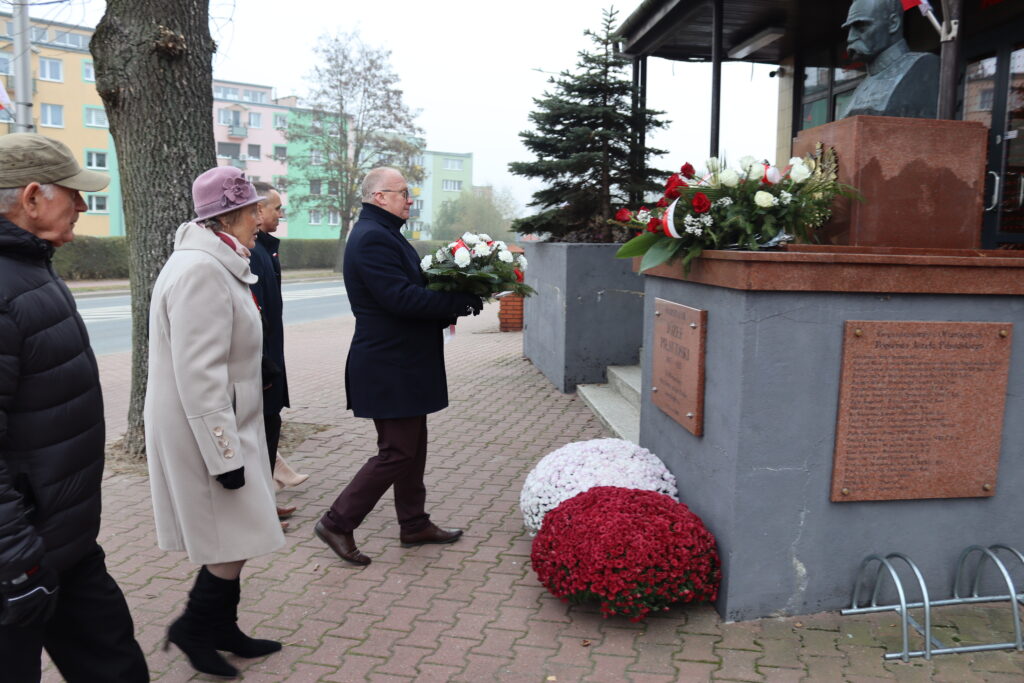 kwiaty pod popiersiem