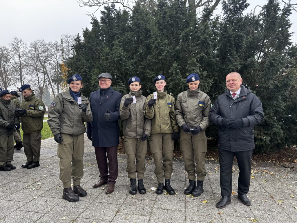 zdjęcie uczniów z przypinką flagi w ramach projektu Warto być Polakiem