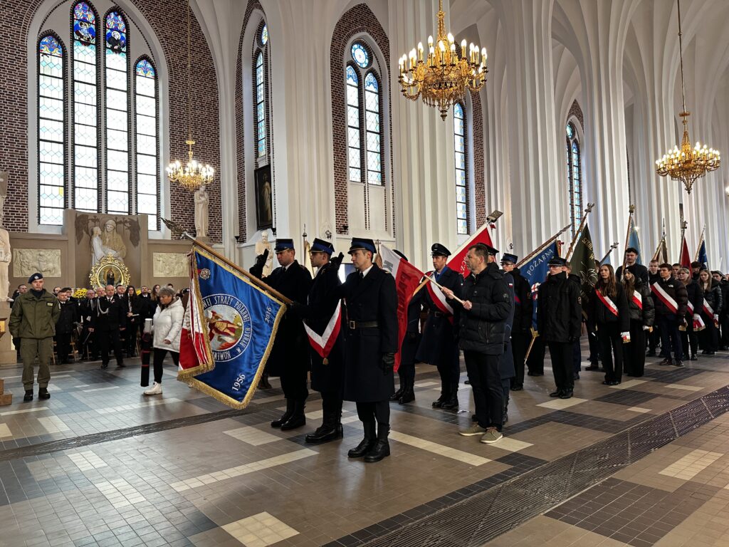 zdjęcie sztandaru w Kościele w ramach projektu Warto być Polakiem