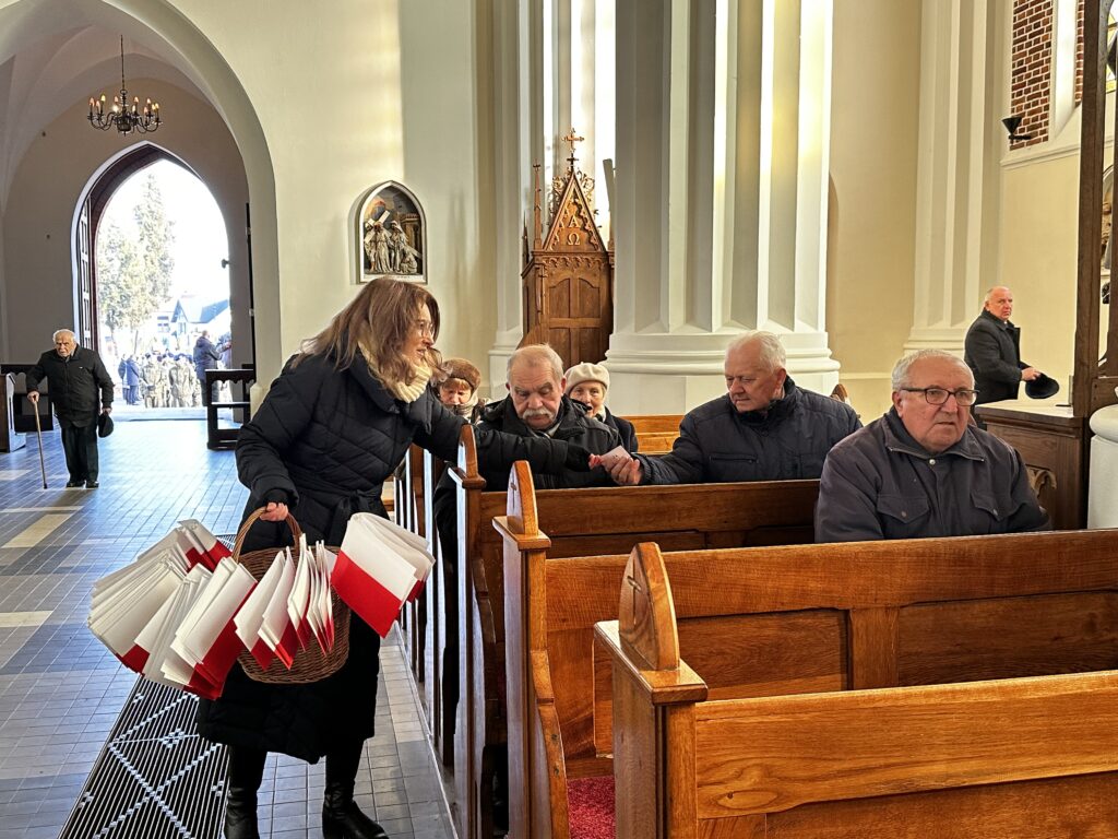 zdjęcie rozdania 
 znaków Polskości w Kościele w ramach projektu Warto być Polakiem