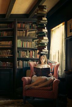 kobieta czyta w fotelu