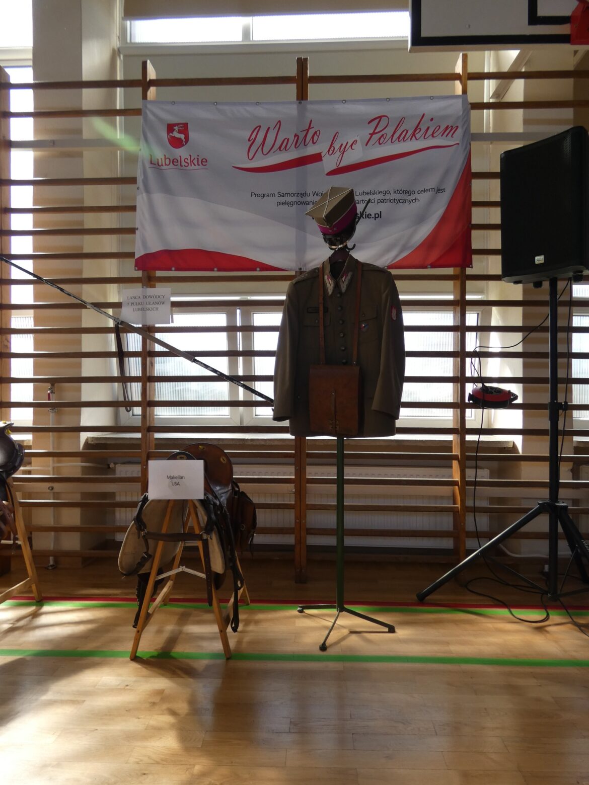 zdjęcie z siodłem zdjęcie munduru na tle hasła warto być polakiem