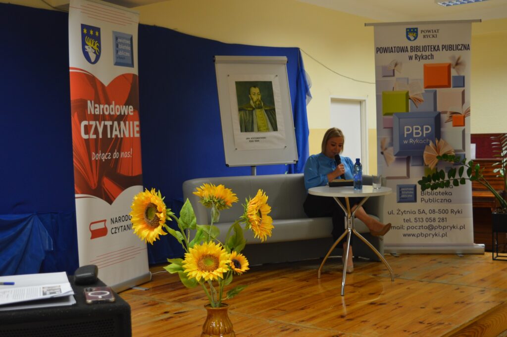 Czyta starosta Monika niebieska bluzka, tło narodowe czytanie, scena