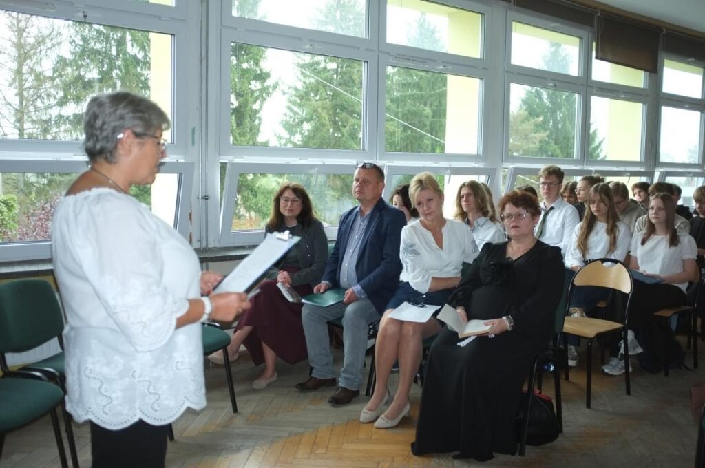 zdjęcie na tle dekoracji narodowe czytanie 2026 - czyta 1 osoba