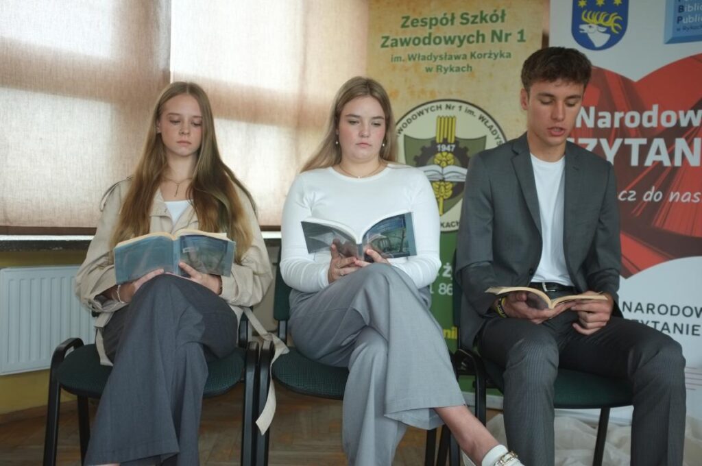 zdjęcie na tle dekoracji narodowe czytanie 2026 - czytają 3 osoby