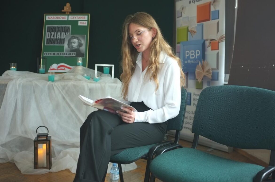 zdjęcie na tle dekoracji narodowe czytanie 2026 - czyta 1 osoba
