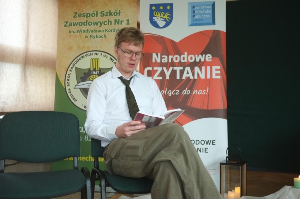 zdjęcie na tle dekoracji narodowe czytanie 2026 - czyta 1 osoba