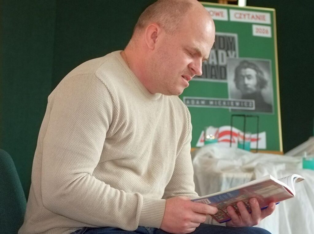 zdjęcie na tle dekoracji narodowe czytanie 2026 - czyta redaktor Tomek