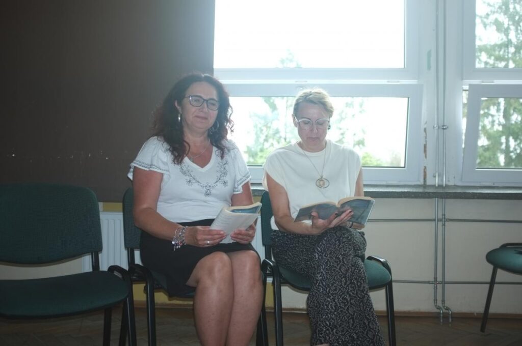 zdjęcie na tle dekoracji narodowe czytanie 2026 - czytają 2 osoby