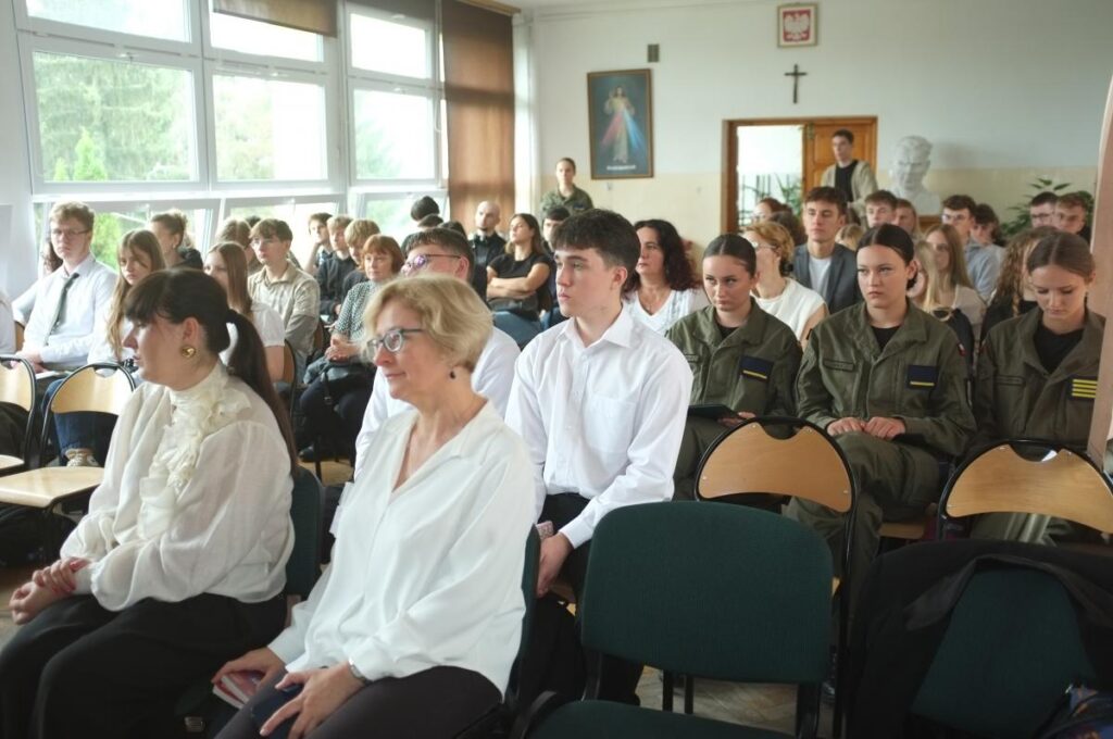 zdjęcie na tle dekoracji narodowe czytanie 2026 - publiczność inne ujęcie