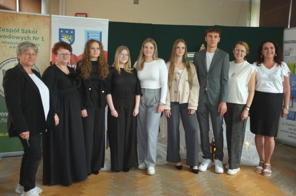 zdjęcie na tle dekoracji narodowe czytanie 2026 8 osób, zbiorowo na zakonczenie