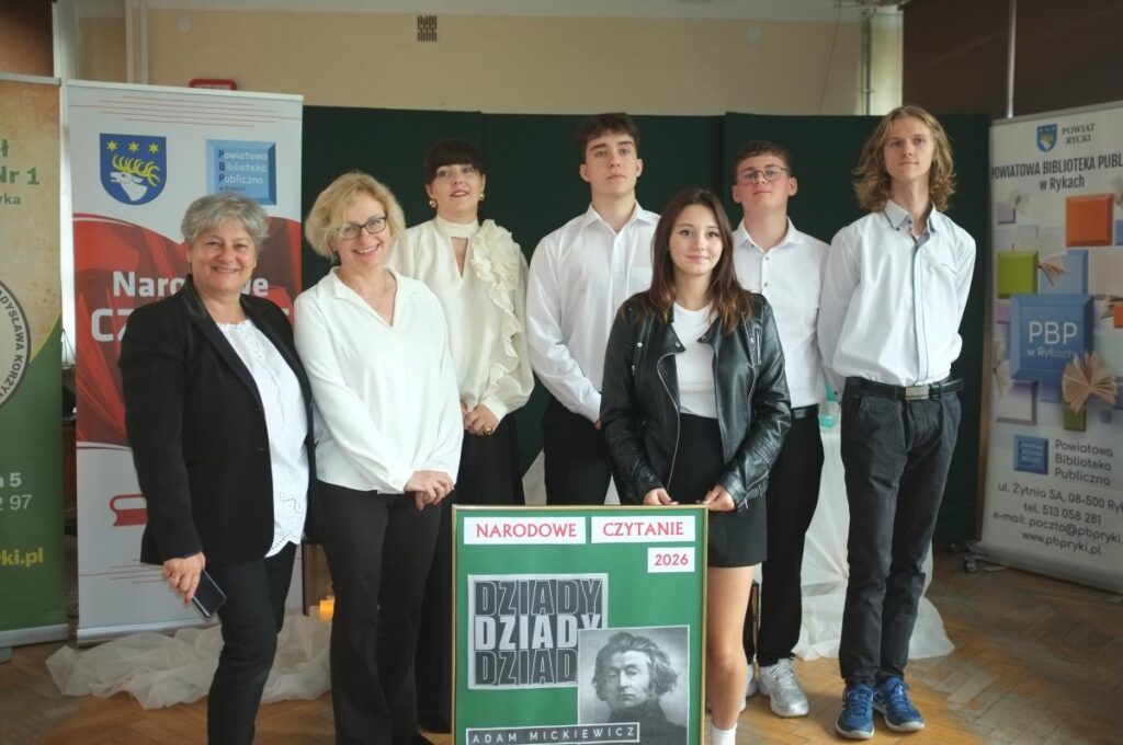zdjęcie na tle dekoracji narodowe czytanie 2026 7 osób