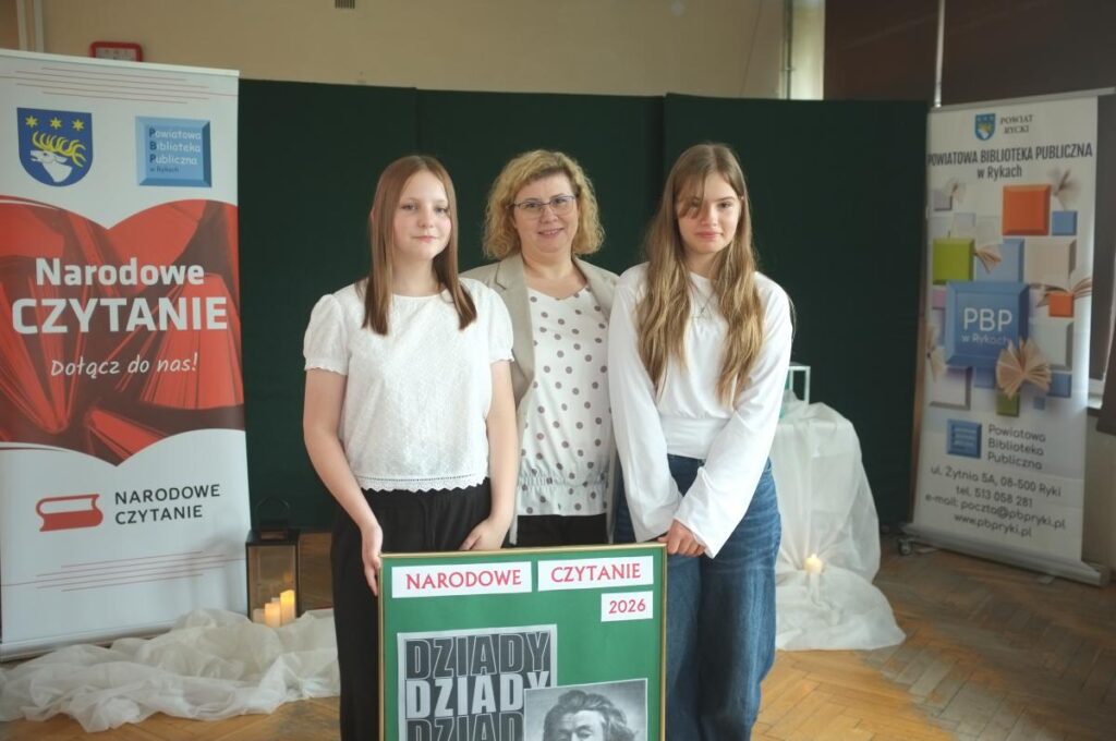 zdjęcie na tle dekoracji narodowe czytanie 2026 3 osoby