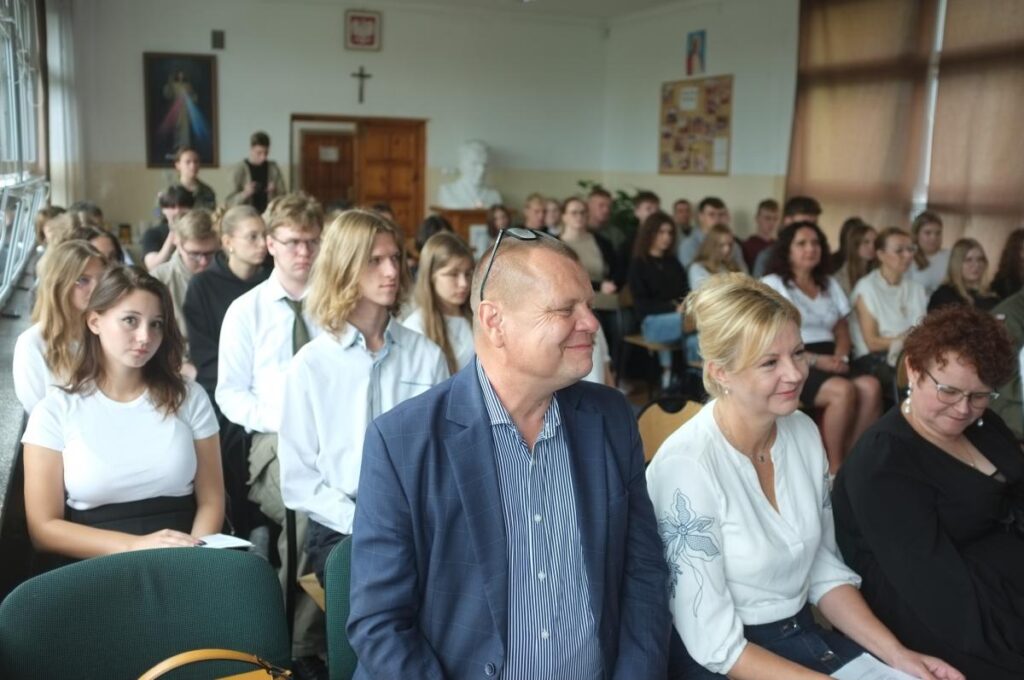 zdjęcie na tle dekoracji narodowe czytanie 2026 - publiczność