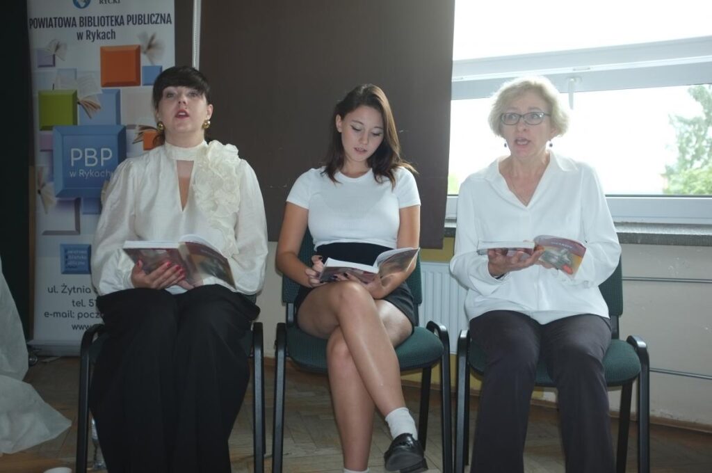 zdjęcie na tle dekoracji narodowe czytanie 2026 - czytają 3 osoby