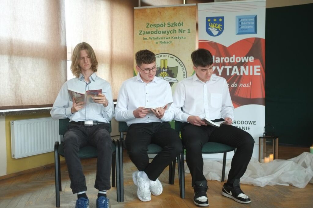 zdjęcie na tle dekoracji narodowe czytanie 2026 - czytają 3 osoby